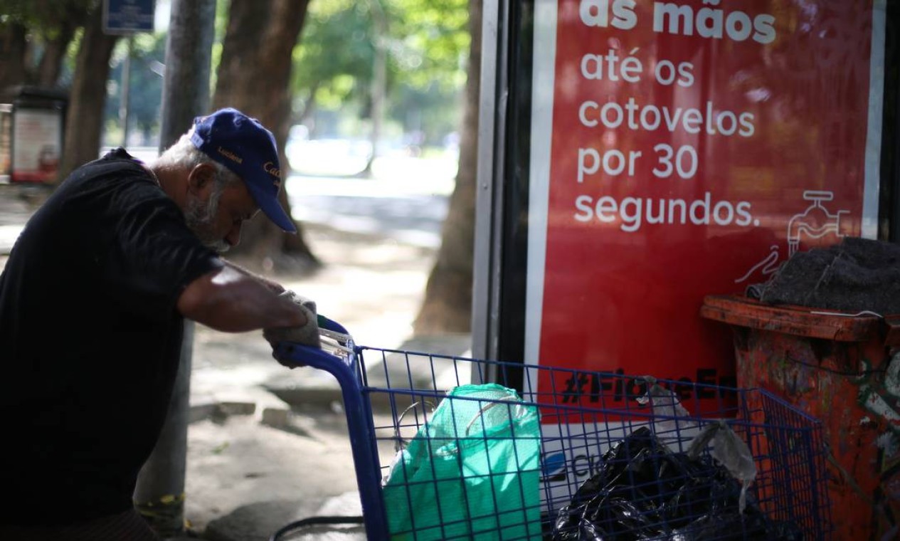 Antônio Sérgio Barbosa Trouzon, 67 anos, esta morando nas ruas da Glória Foto: Pedro Teixeira / Agência O Globo