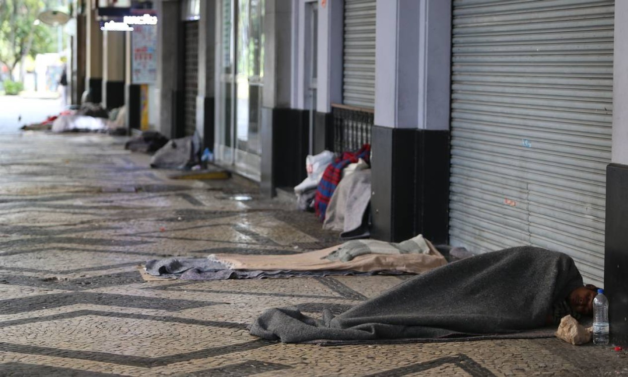 Sem-teto na pandemia: marquises do Centro do Rio são grandes dormitórios Foto: Pedro Teixeira / Agência O Globo