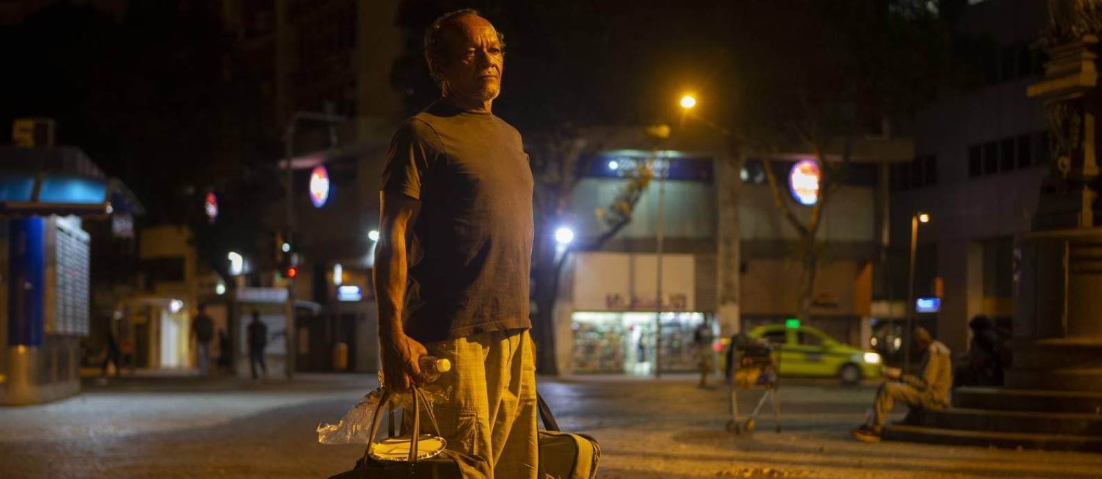 José Carlos Correia com seus pertences, que cabem em duas bolsas Foto: Alexandre Cassiano / Agência O Globo