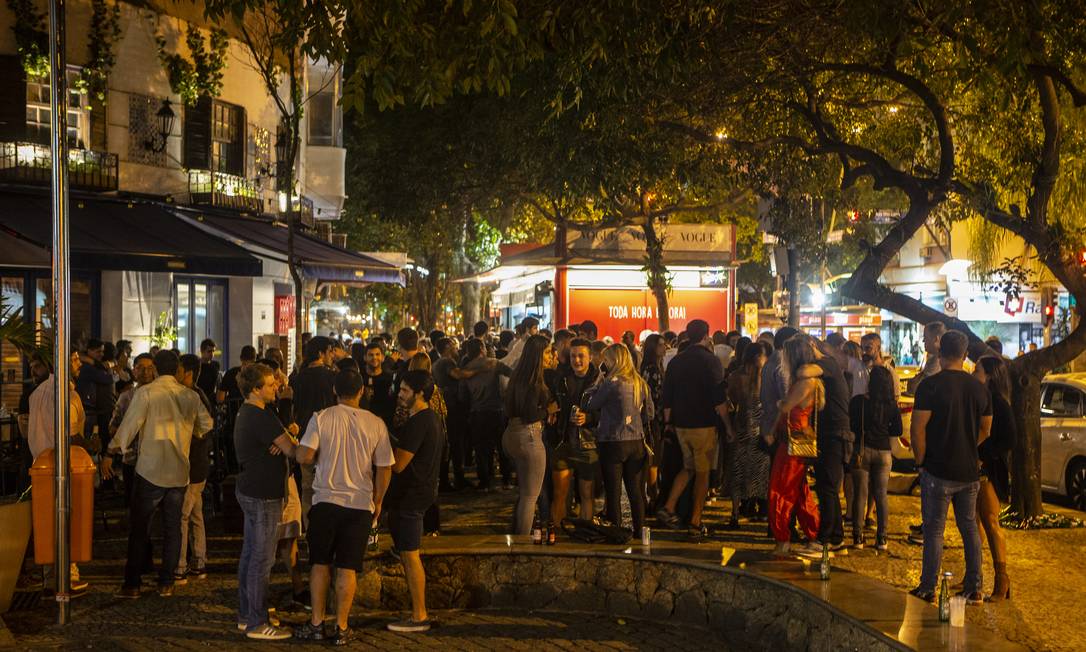 Pessoas aglomeradas na Rua Dias Ferreira, no Leblon Foto: Alexandre Cassiano / Agência O Globo