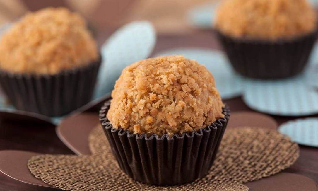 Brigadeiro de paçoca recheado com brigadeiro meio amargo, de Ana Maria Braga Foto: Divulgação