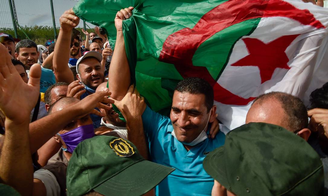 Karim Tabú é recebido por apoiadores após sua libertação da prisão Foto: RYAD KRAMDI / AFP/02-07-2020