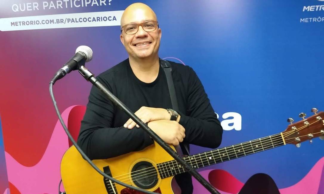 O músico Reynaldo Costa: ele se apresenta desde 2017 nos palcos das estações do metrô.
Foto: Divulgação/MetrôRio