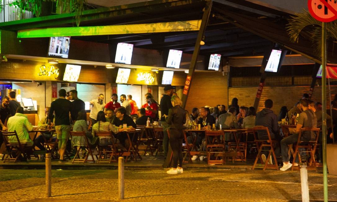 Mesas completamente ocupadas em bar da Barra da Tijuca Foto: Gabriel Monteiro / Agência O Globo