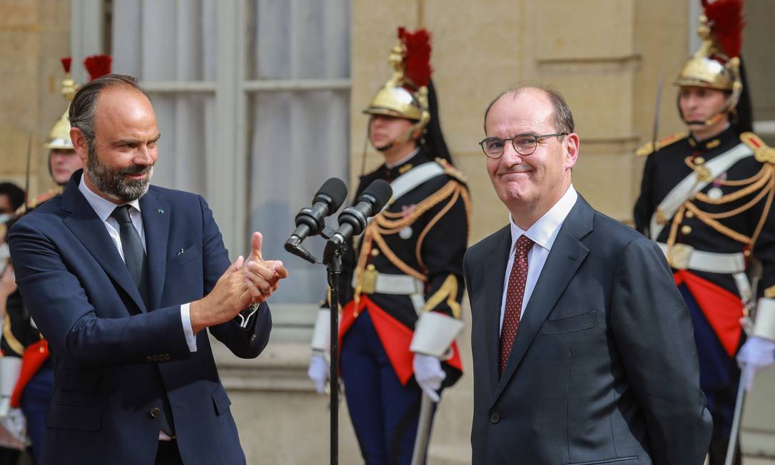 O ex-premier francês Edouard Philippe (à esquerda) aplaude Jean Castex após anúncio do nome do novo primeiro-ministro Foto: LUDOVIC MARIN / AFP