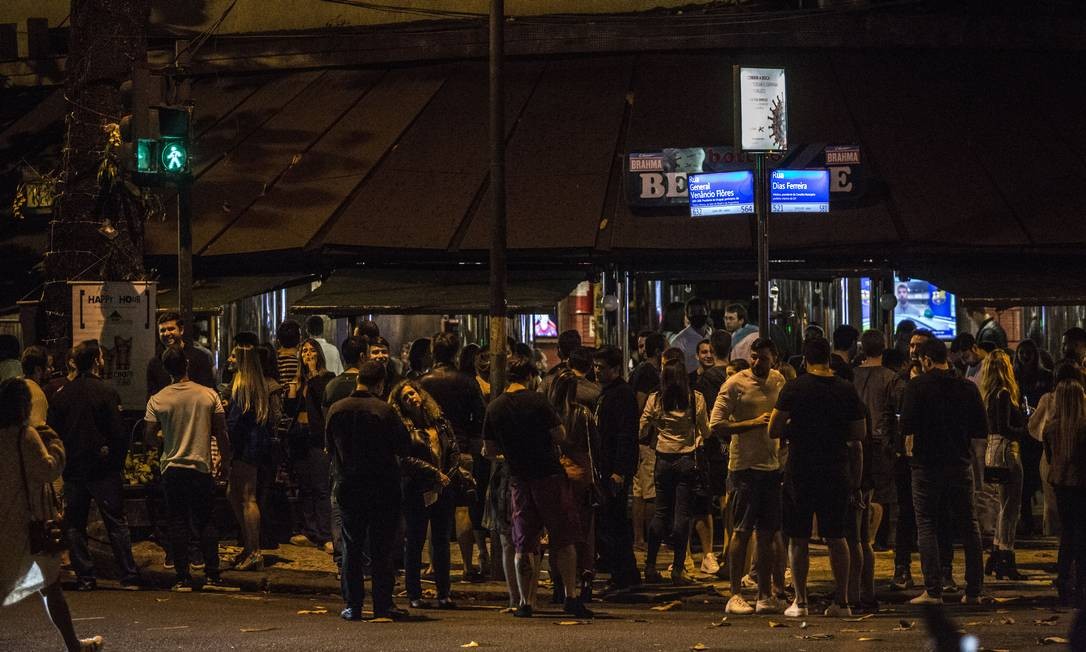 Sábado no Rio tem bares com aglomerações nas calçadas e carro 'DJ' ao