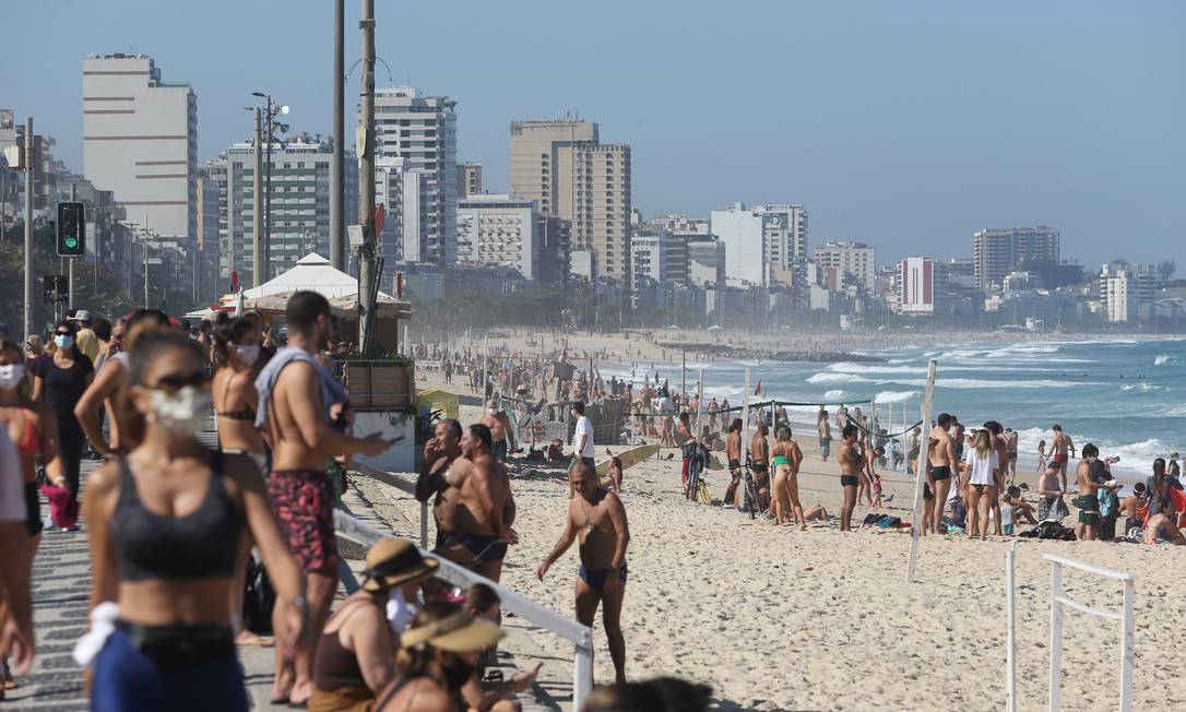 Areia, quiosques, calçadão... movimento foi grande neste domingo, em plena pandemia Foto: Pedro Teixeira / Agência O Globo