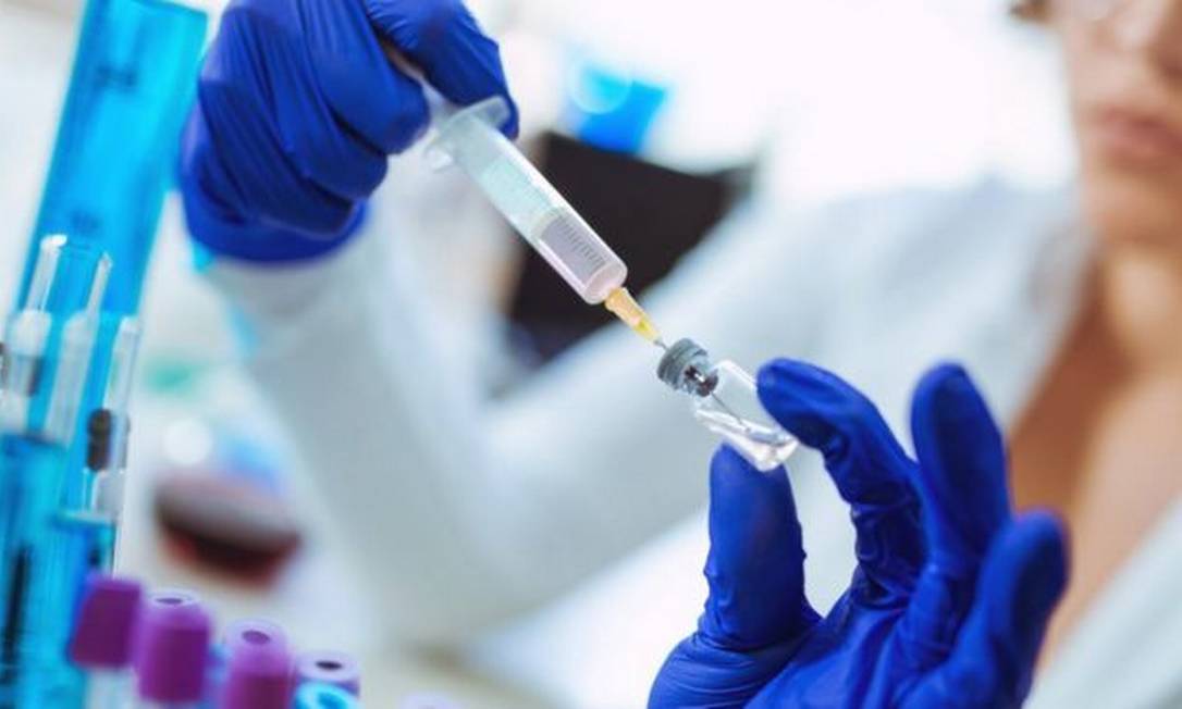 Técnica manipula amostra de vacina de Covid-19 Foto: Getty Images