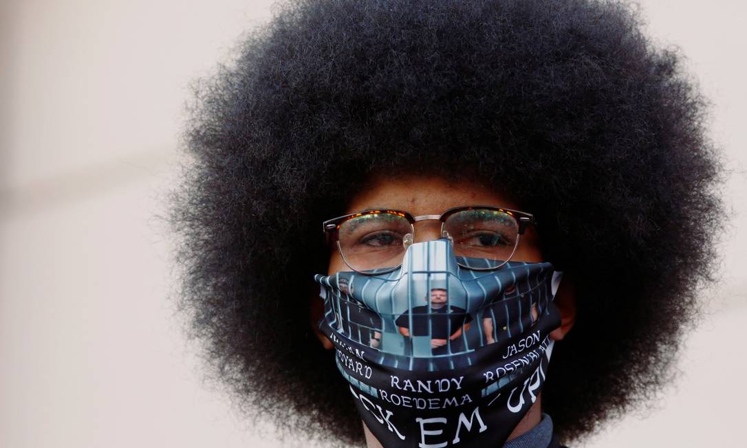 Participante do movimento Vidas Negras Importam usa máscara durante protesto Foto: KEVIN MOHATT / REUTERS