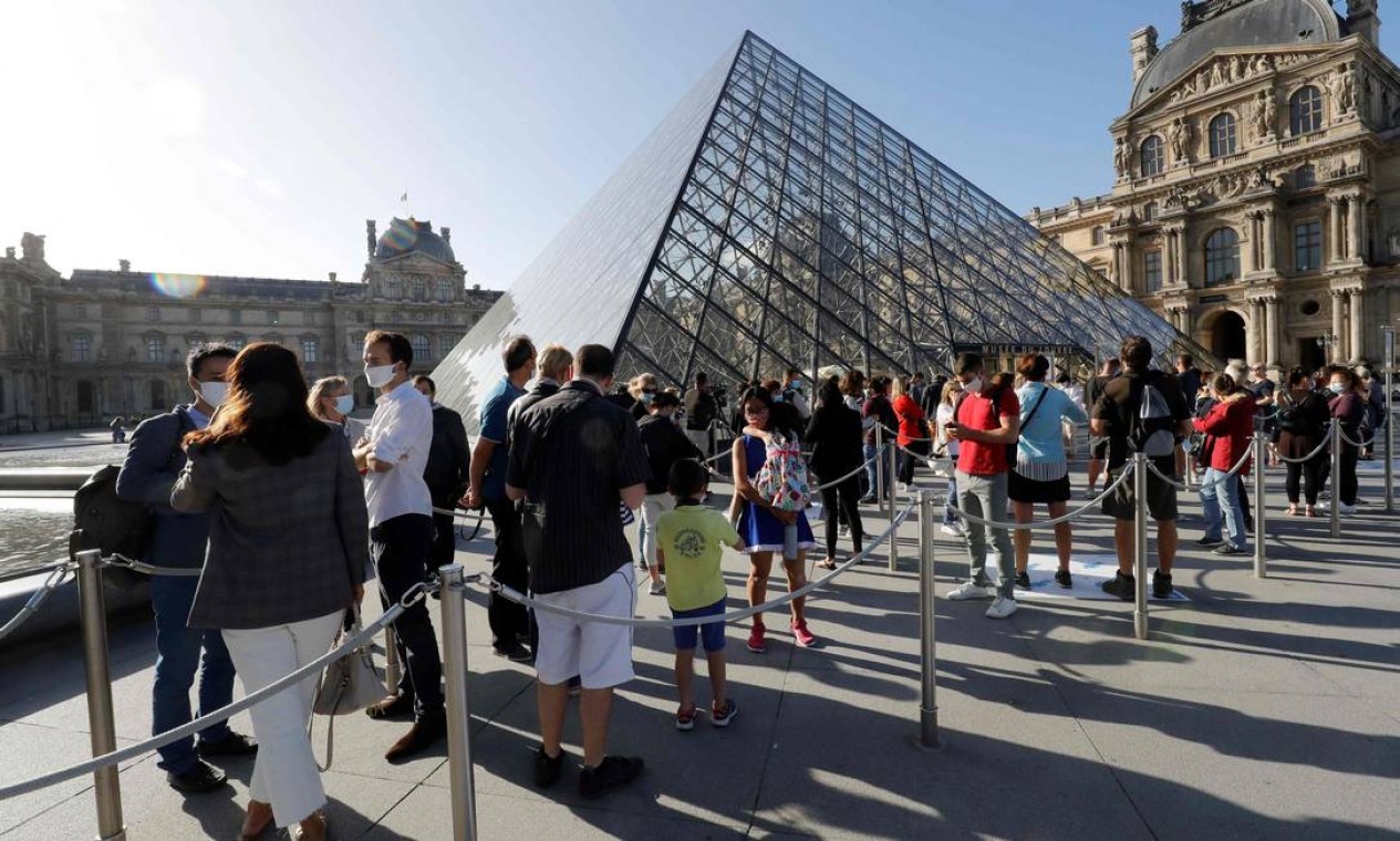 Depois de três meses e meio de confinamento, o Louvre, em Paris, o museu mais visitado do mundo, reabriu nesta segunda-feira. Apesar das filas, fluxo foi pequeno, sobretudo, de visitantes locais, por conta do colapso no turismo Foto: FRANCOIS GUILLOT / AFP