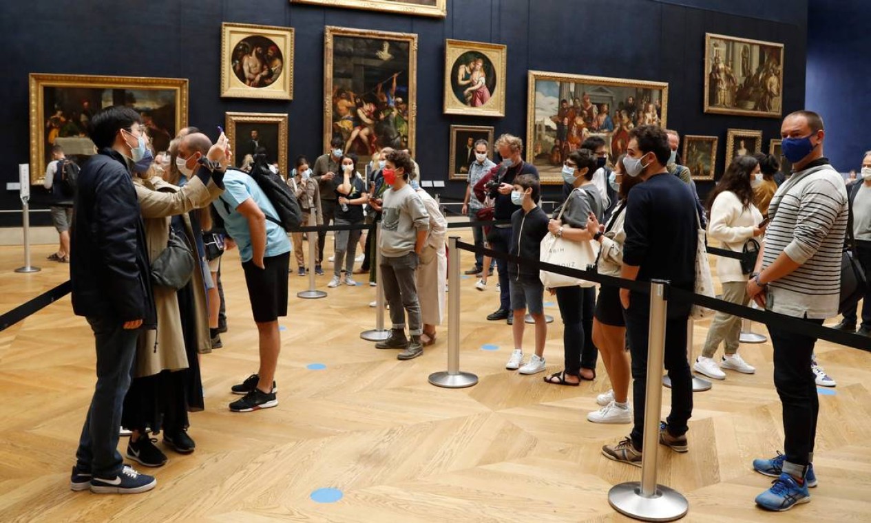 De acordo com números oficiais, 75% do público habitual do Louvre são formados por estrangeiros, especialmente americanos, chineses, sul-coreanos, japoneses e brasileiros. Foto: FRANCOIS GUILLOT / AFP
