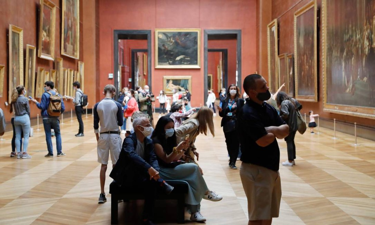 Nestas primeiras semanas de reabertura, o Louvre espera receber principalmente franceses e cidadãos de países europeus vizinhos Foto: FRANCOIS GUILLOT / AFP