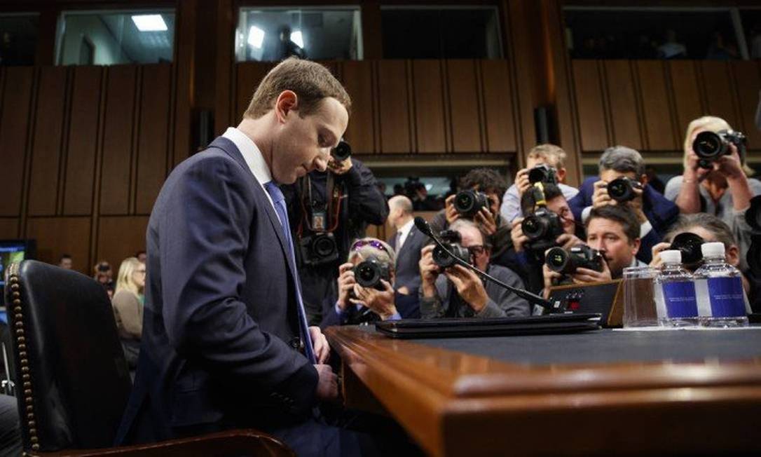 O cofundador e diretor executivo do Facebook Mark Zuckerberg em testemunho ao Comitê Judiciário do Senado dos EUA em 10-6-2018 Foto: Leah Millis / REUTERS