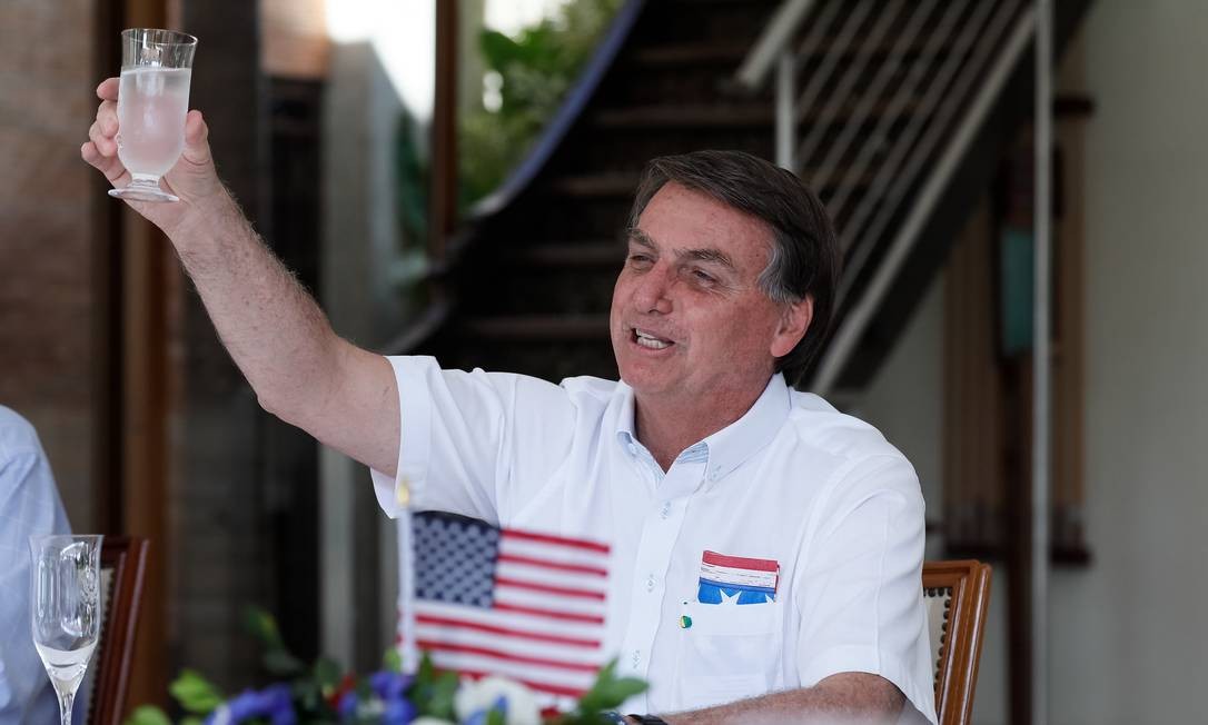 Presidente do Brasil, Jair Bolsonaro, brinda a independência dos Estados Unidos, em comemoração na casa do emabaixador Todd Chapman, no sábado (4) Foto: Divulgação