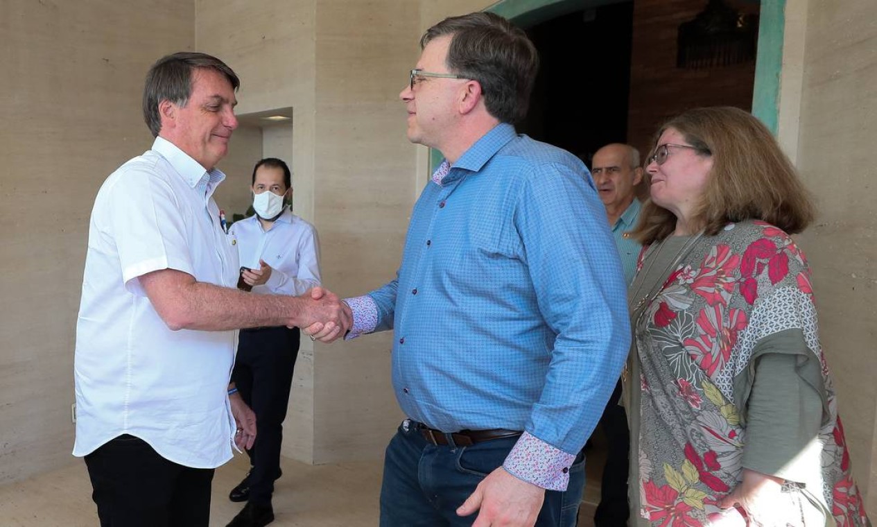Sem usar máscara, Bolsonaro aperta a mão do emabaixador dos Estados Unidos no Brasil, Todd Chapman Foto: Divulgação