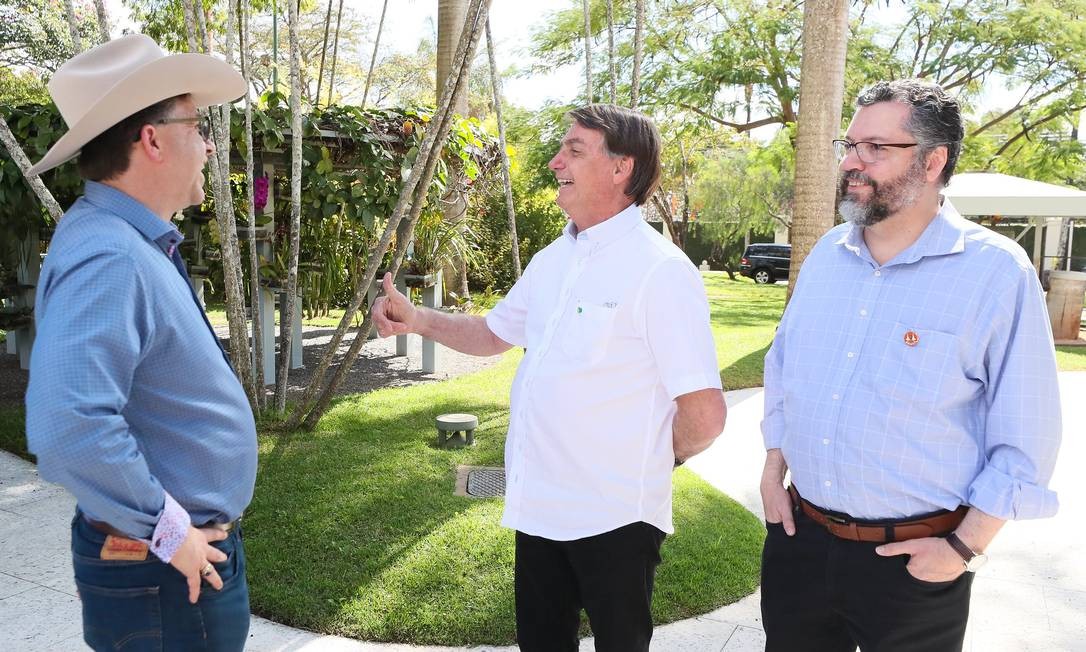 Sem máscara., Todd Chapman conversa com presidente Bolsonaro e o ministro das Relações Exteriores, Ernesto Araújo Foto: Divulgação / Divulgação