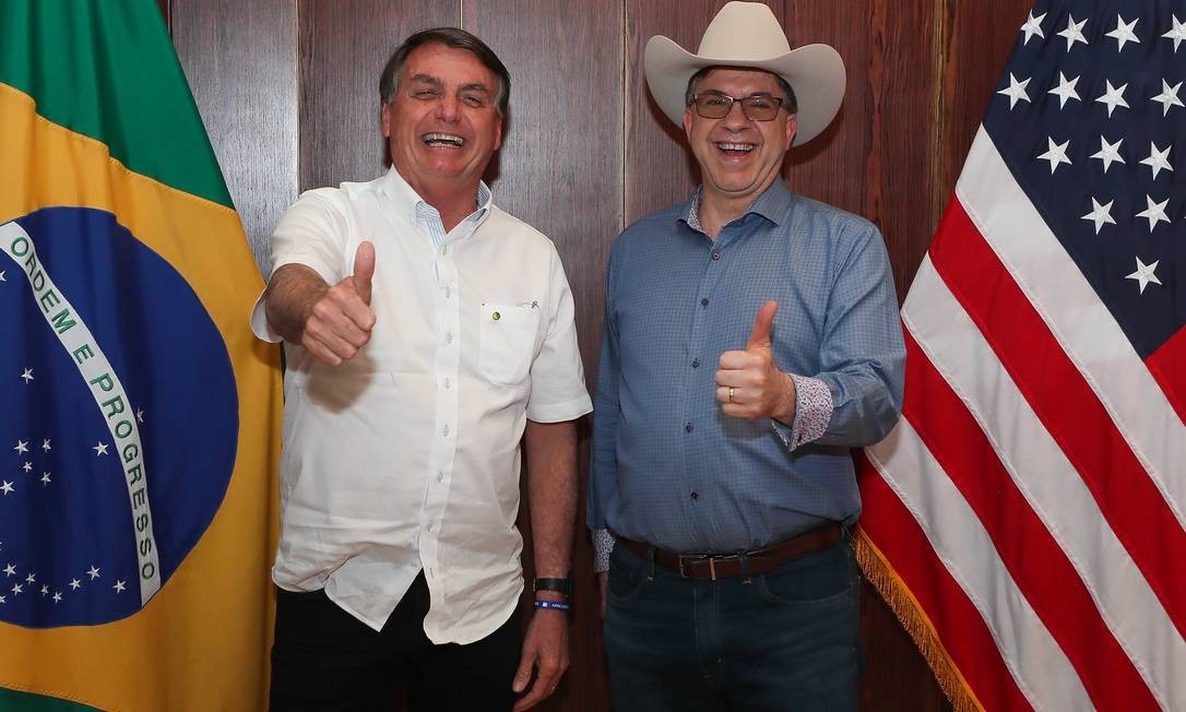 O presidente Bolsonaro posa ao lado do embaixador americano no Brasil, Todd Chapman, durante comemoração pelo Dia da Independência dos EUA, no sábado, 4 de julho, na casa do diplomata Foto: Divulgação
