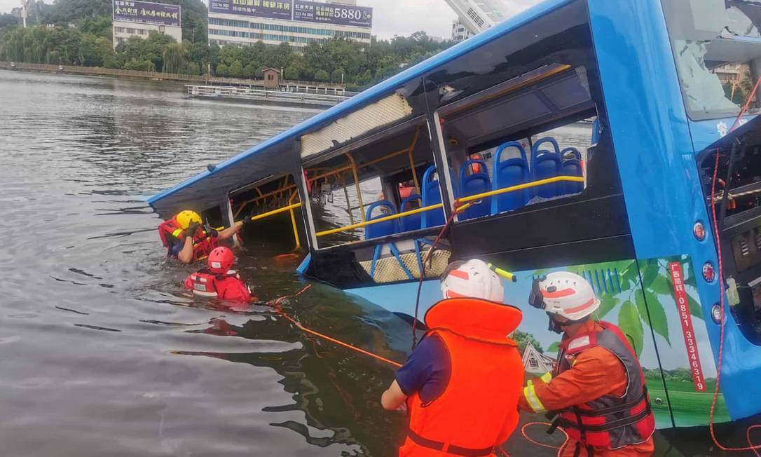 Bombeiros resgatam vítimas de acidente de ônibus na China Foto: Reuters