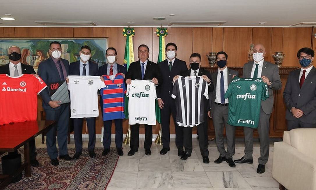 Jair Bolsonaro com representantes de clubes de futebol a última terça-feira, 30 de junho Foto: Marcos Corrêa/PR