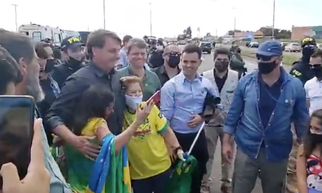 Jair Bolsonaro, durante visita à Araguari (MG) Foto: Reprodução/Facebook