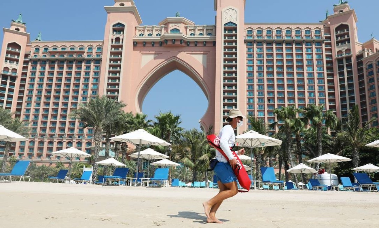 Salva-vidas circula pela praia em frente ao hotel Atlantis The Palm, em Dubai Foto: AHMED JADALLAH / REUTERS