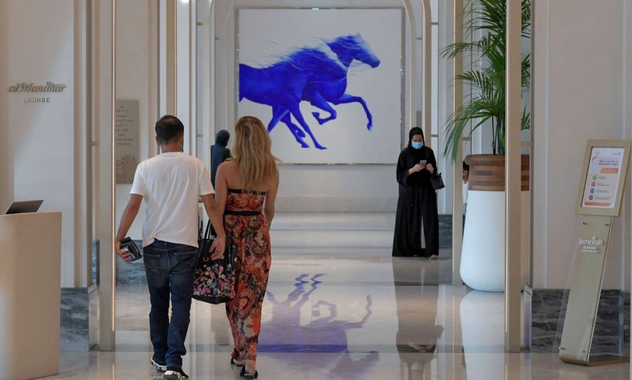 Turistas caminham num corredor do hotel Al Naseem, em Dubai Foto: KARIM SAHIB / AFP