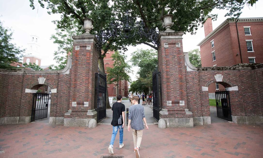 Pedestres caminham pela Universidade Harvard Foto: Scott Eisen / AFP / 30-8-2018