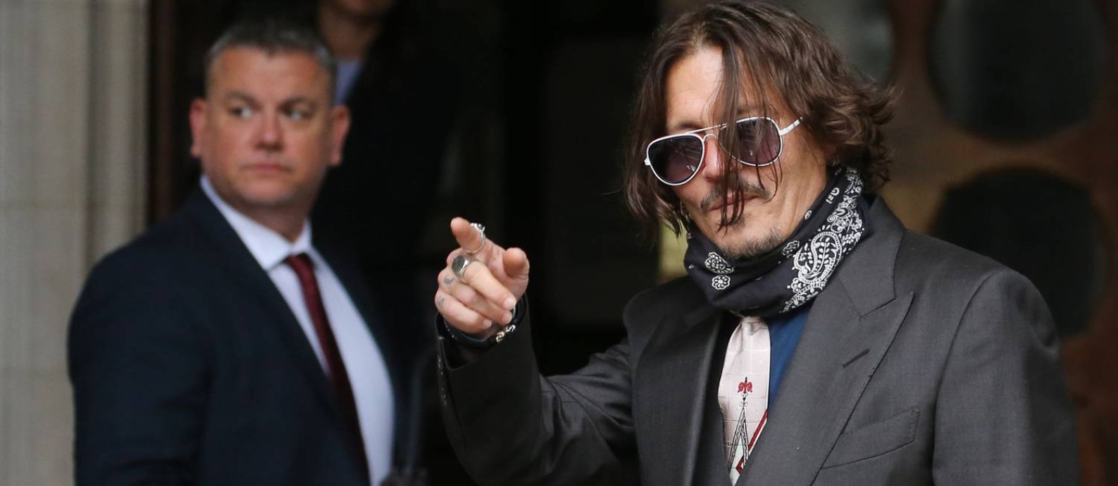 Johnny Depp na entrada do High Court, em Londres, no segundo dia de seu processo contra o 'The Sun' Foto: ISABEL INFANTES / AFP