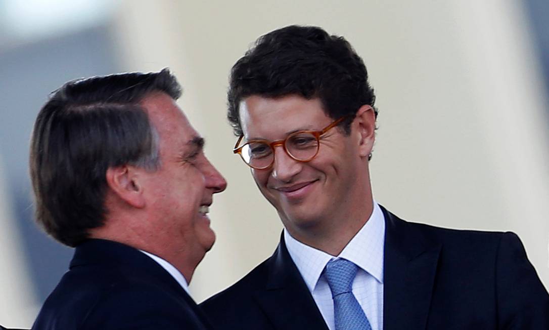 O ministro do Meio Ambiente e o presidente Jair Bolsonaro: Salles contava com apoio do presidente e da ala ideológica do governo Foto: ADRIANO MACHADO / Reuters