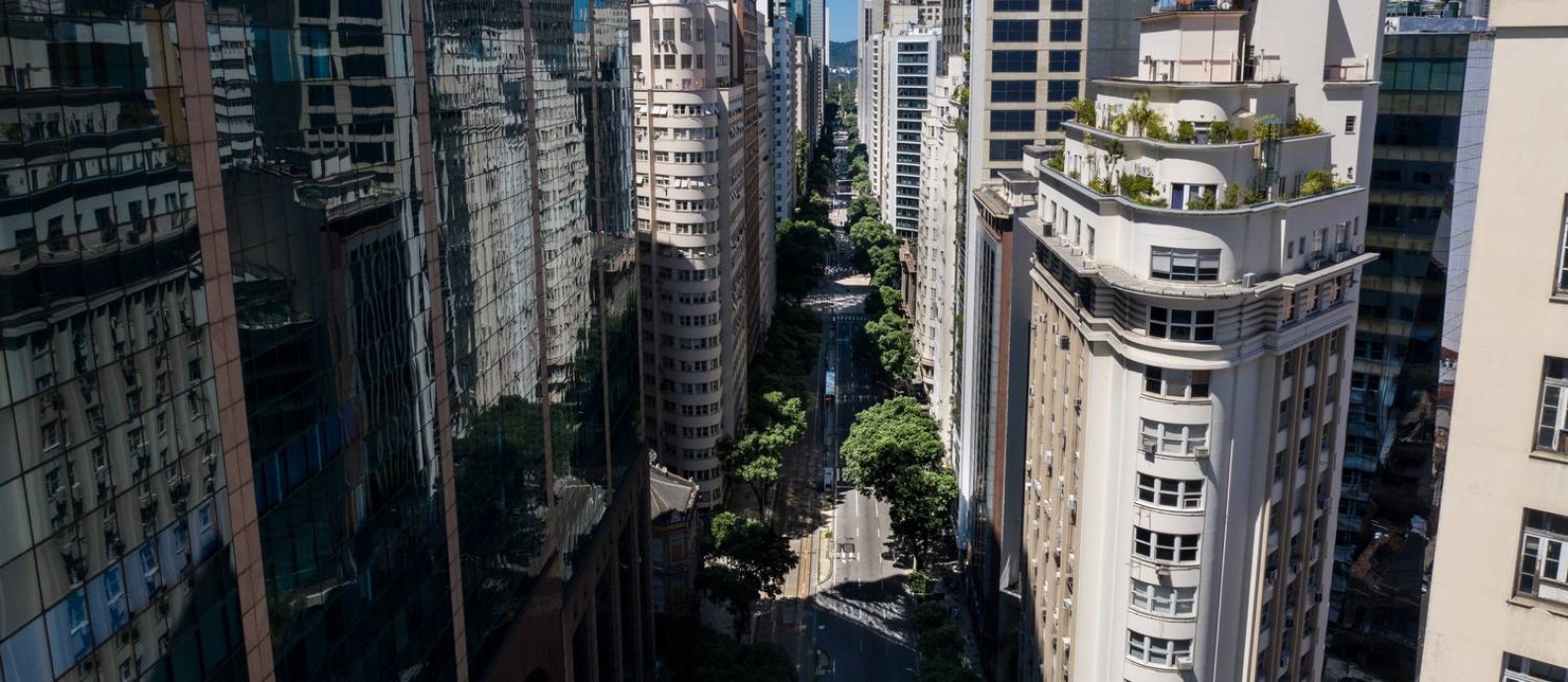 Metamorfose urbana: a transformação de imóveis comerciais em moradias é apontada como solução para evitar o esvaziamento da região central Foto: Brenno Carvalho / Agência O Globo