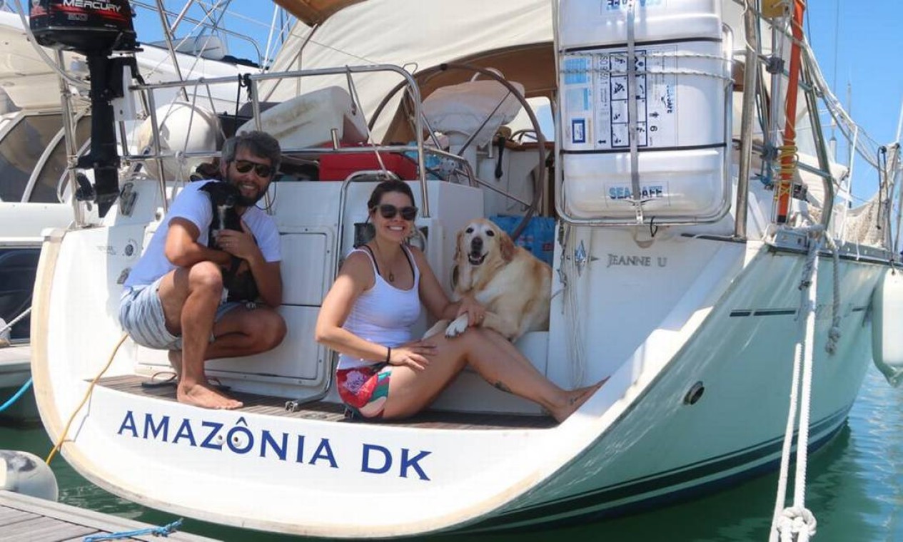 Sandro Masseli, Isabela Almeida e as cadelas Vick e Chica no veleiro Amazônia, em Burriana, na Espanha Foto: Acervo pessoal