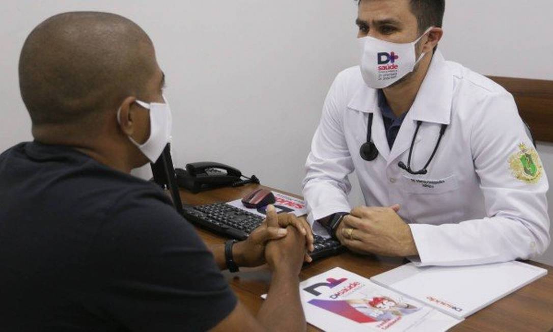 Marcio atende paciente em sua clínica, em Comendador Soares Foto: Cleber Júnior/ O Globo