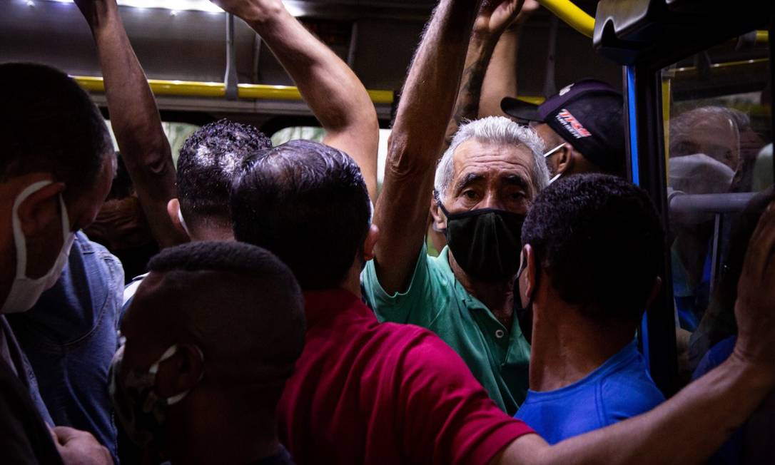 Volta ao trabalho gera aglomeração dentro do BRT na estação do Mato Alto, na Zona Oeste do Rio Foto: Hermes de Paula / O Globo