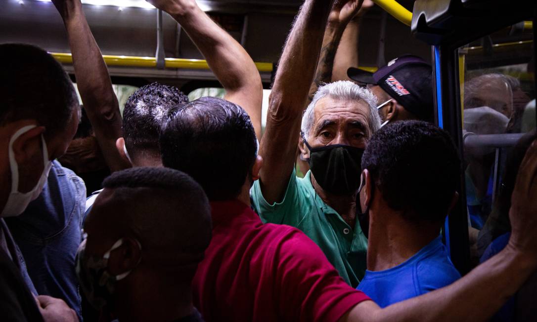 Passageiros se aglomeram em ônibus do corredor BRT Transoeste, na Zona Oeste do Rio, nesta quinta-feira (9) Foto: Agência O Globo