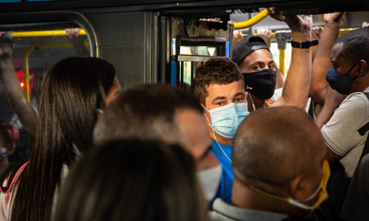 Desordem no embarque marcou primeiro dia de novas regras para o transporte público Foto: Agência O Globo