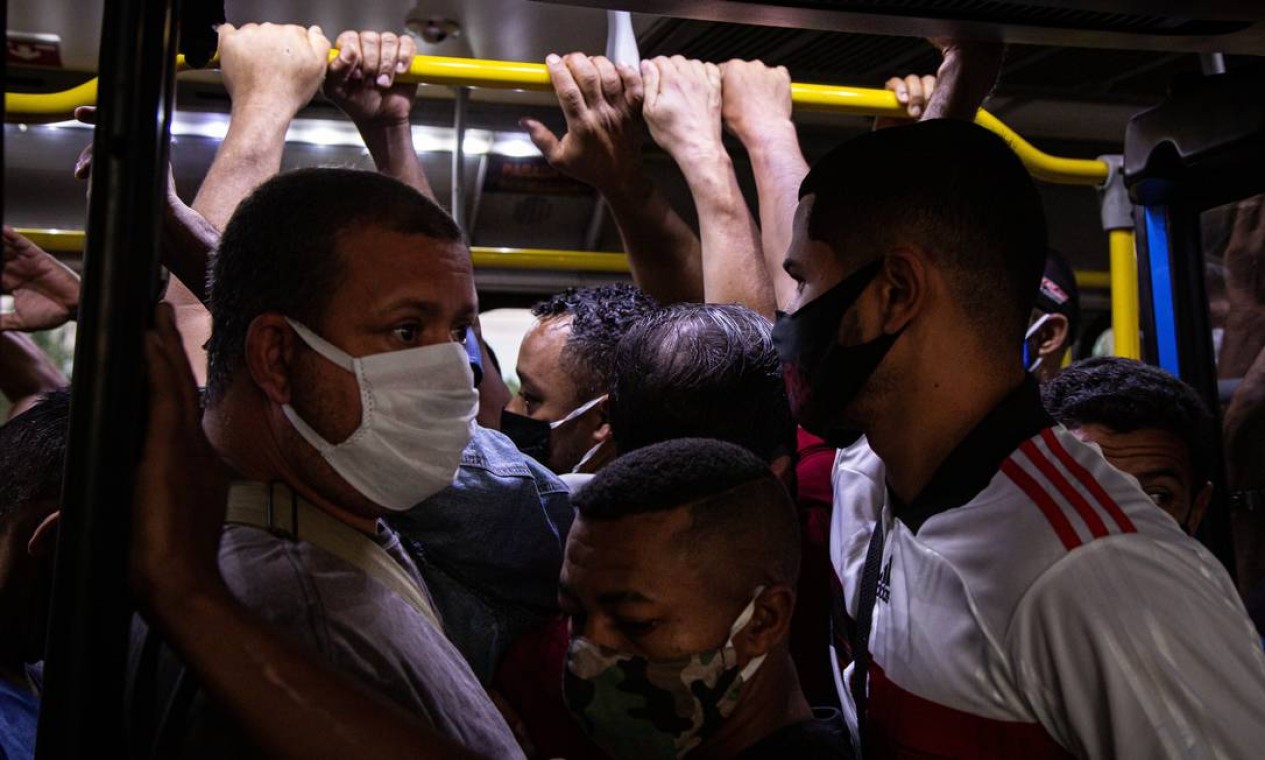 Realidade: tumulto no embarque da Estação BRT Mato Alto, em Guaratiba, Zona Oeste do Rio. A superlocação impede o fechamento adequado das portas Foto: Agência O Globo