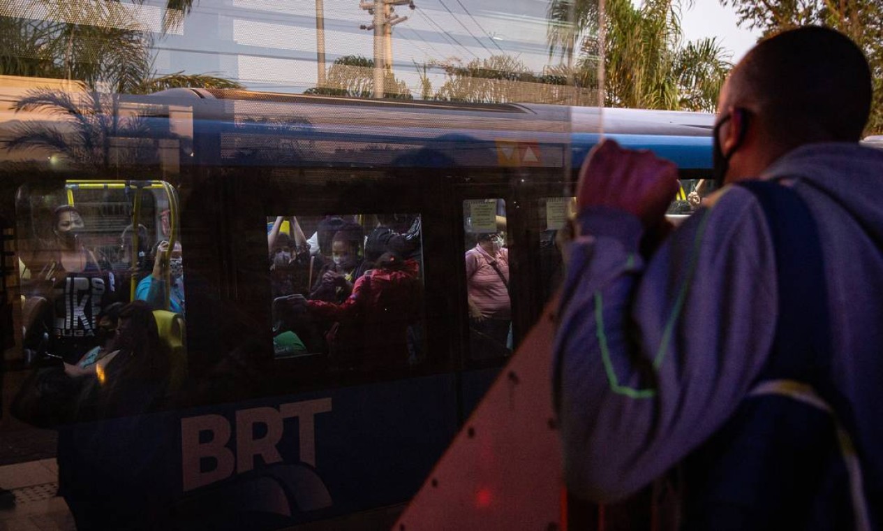 Passageiros aglomerados em pé dentro do BRT, na estação do Mato Alto, na Zona Oeste do Rio Foto: Agência O Globo