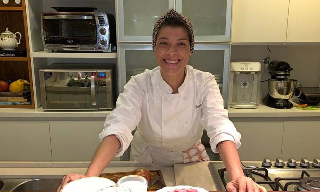 A chef Marcia Areias ensinou a preparar uma lasanha durante live Foto: Divulgação
