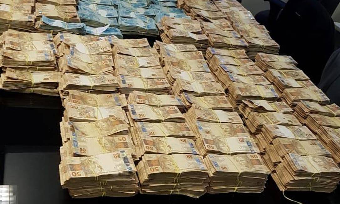O dinheiro foi encontrado em endereços em nome do ex-secretário Edmar Santos Foto: Divulgação