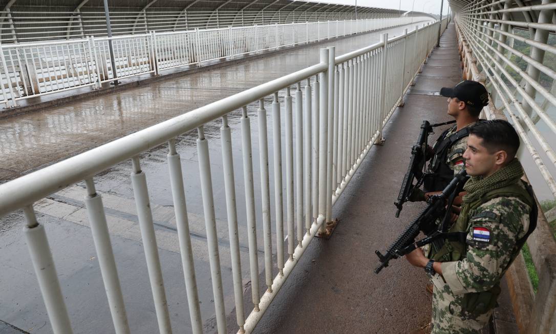 Soldados paraguaios fazem o controle da Ponte da Amizade, principal acesso a Ciudad del Este tanto para quem está em Foz do Iguaçu quanto para quem sai de Puerto Iguazú, na Argentina Foto: GETTY IMAGES / Agência O Globo