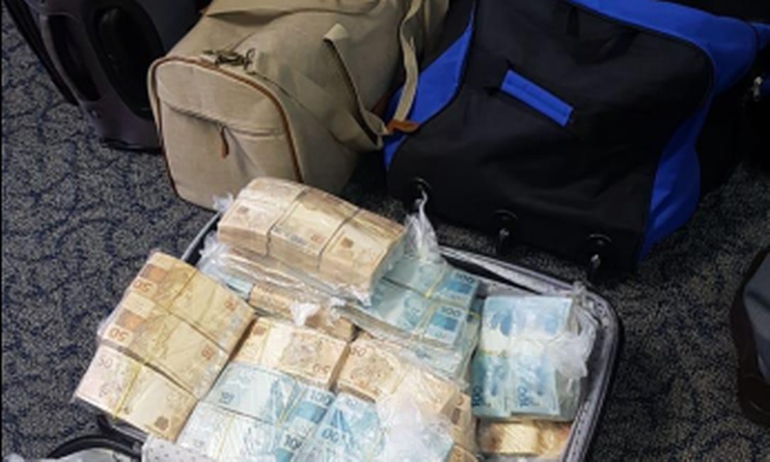 Dinheiro foi encontrado em malas dentro do carro do ex-secretário de Saúde, Edmar Santos Foto: Divulgação