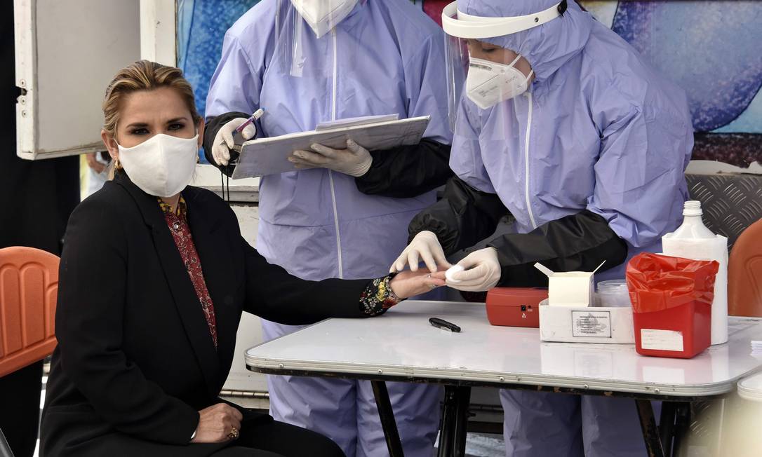 Presidente interina da Bolívia, Jeanine Áñez, testou positivo para o novo coronavírus e iniciou quarentena em casa Foto: AIZAR RALDES / AFP