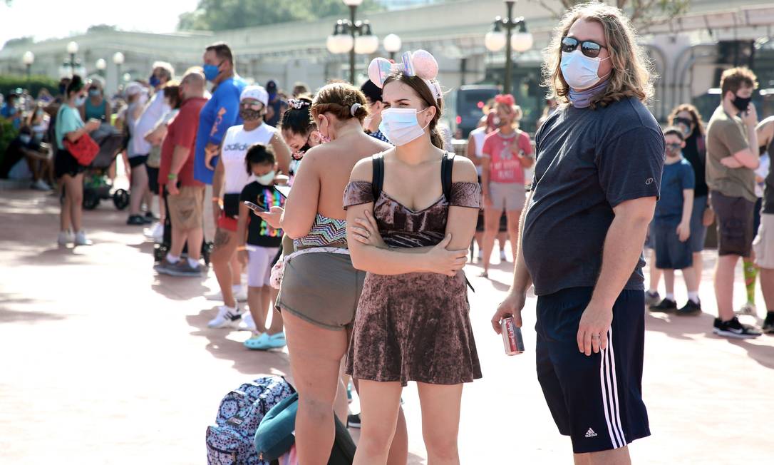 Pessoas se aglomeram em parque temático da Walt Disney World, reaberto no último sábado (11), em Orlando, na Flórida Foto: GREGG NEWTON / AFP