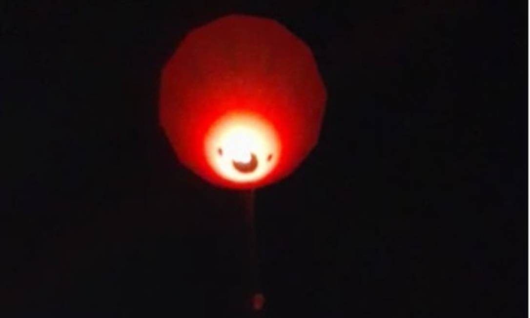 O balão ficou com a luzinhas presas em um ponto em frente ao prédio do morador Foto: reprodução