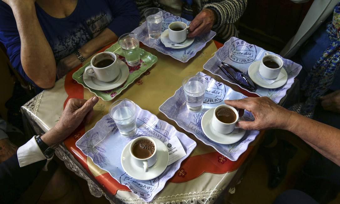 Aspecto social: pedir um café por delivery não é o mesmo que ir a uma cafeteria Foto: Yorgos Karahalis / Bloomberg
