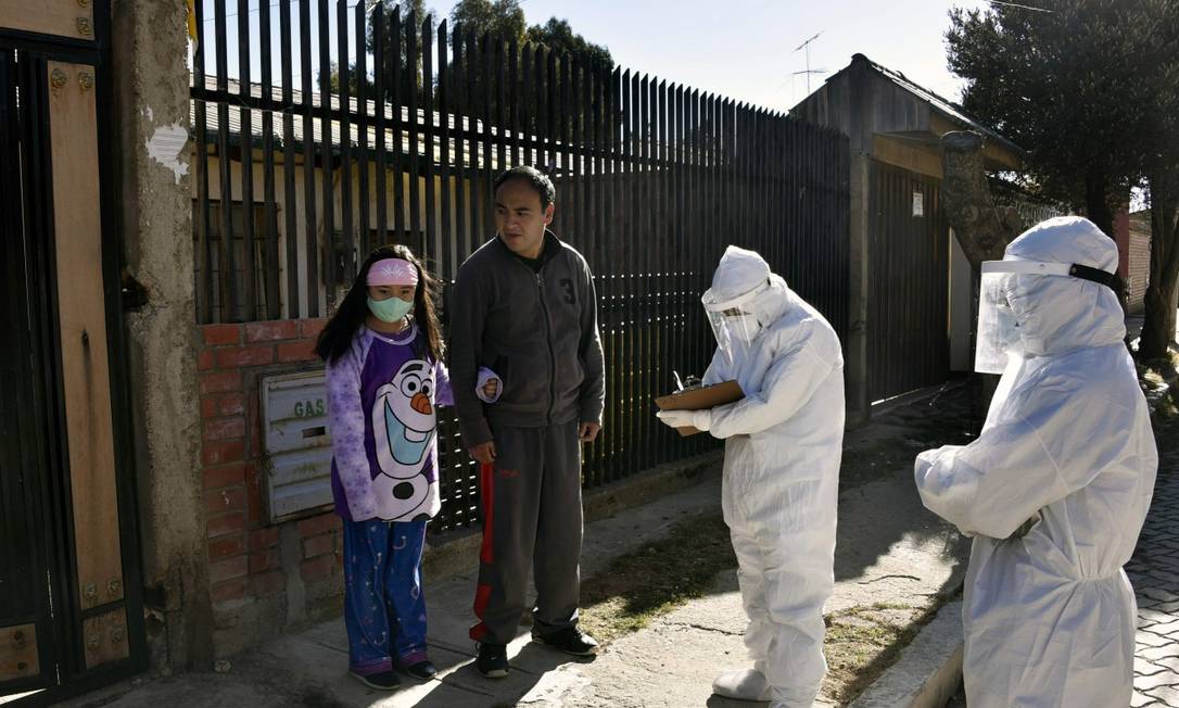 Agentes de saúde fazem visitas na região de El Alto para checar possíveis casos de Covid-19 Foto: AIZAR RALDES / AFP / 04-07-2020