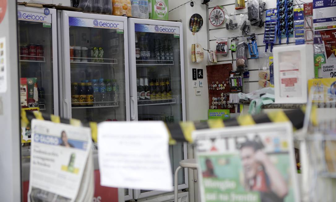Banca de jornal da Rua Dias Ferreira, no Leblon, Zona Sul do Rio, vendia bebidas alcoólicas antes do novo decreto de Crivella Foto: Luiza Moraes / O Globo
