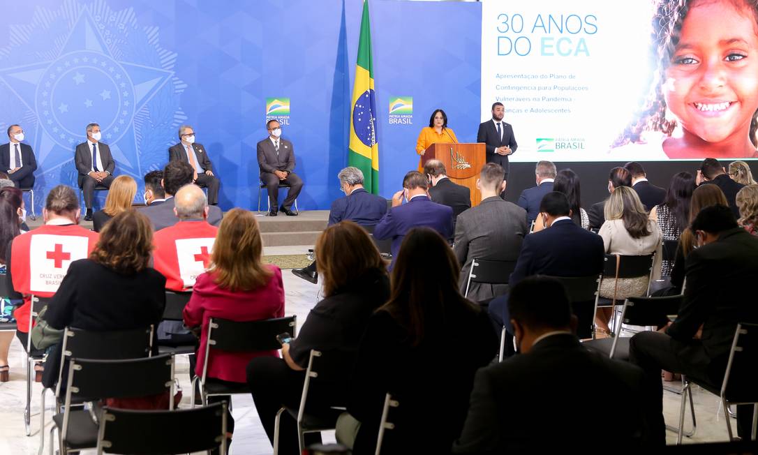 Em solenidade, ministros apresentaram um "plano de contingência para crianças e adolescentes", em decorrência dos impactos da Covid-19 em populações vulneráveis Foto: Júlio Nascimento/PR

