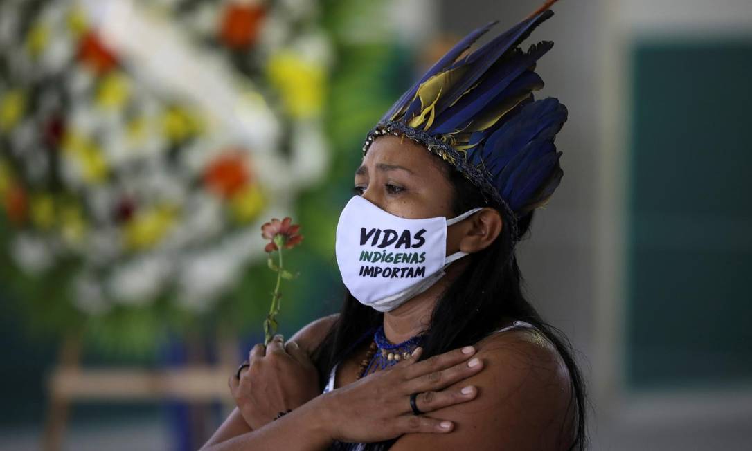 Homenagem ao cacique Messias Kokama da Comunidade Parque das Tribos, vítima da Covid-19, em Manaus Foto: Bruno Kelly / Reuters