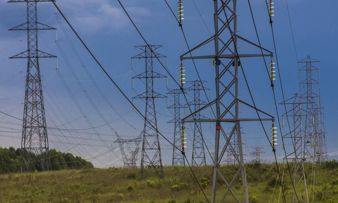 Linhas de transmissão de energia elétrica, em São Paulo. Medida tenta reduzir impactos da crise nas contas de luz Foto: Edilson Dantas / Agência O Globo